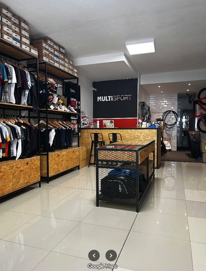 Interior de MultiSport, punto de entrega oficial de Rodando