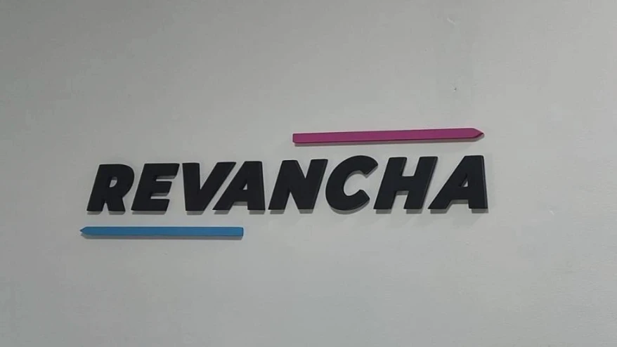 Cartel exterior de Revancha, punto de entrega oficial de Rodando